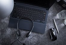 Notebook und Kopfhörer - Christin Klose/dpa-tmn