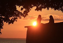 Zwei Frauen unterhalten sich bei Sonnenuntergang - Karl-Josef Hildenbrand/dpa/dpa-tmn