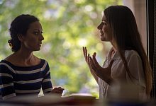 Zwei Frauen unterhalten sich - Klaus-Dietmar Gabbert/dpa-tmn