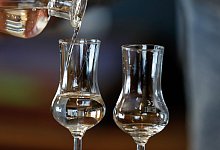 Schnaps wird in Gl&auml;ser gef&uuml;llt - Gerald Matzka/dpa-Zentralbild/dpa-tmn