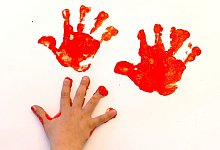 Malen Kinder Fingerfarben Mund Gefahrstoffe - Foto: Peter Kneffel/dpa/dpa-tmn