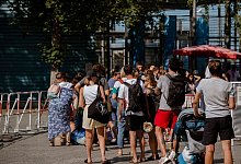 Warteschlange vor dem Sommerbad Neuk&ouml;lln in Berlin, in dem es gestern zu einer gewaltt&auml;tigen Auseinandersetzung gekommen war. - Paul Zinken/dpa