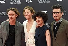 Die Schauspieler Aaron Friesz, (v.l.n.r) die Schauspieler Vicky Krieps, die Regisseurin des Ero?ffnungsfilm &bdquo;Corsage&ldquo; Marie Kreutzer, und der Schauspieler Manuel Rubey, stehen beim Filmfest Munich im Juni in der Isarphilharmonie auf dem Roten Teppich. - Felix H&ouml;rhager/dpa