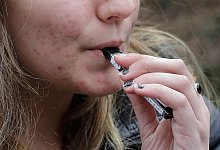 Eine Gymnasiastin verwendet ein Vaping-Gerät - Steven Senne/AP/dpa