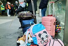 Gep&auml;ck von Fl&uuml;chtlingen im Berliner Hauptbahnhof. Seit Beginn des russischen Angriffs auf die Ukraine sind Zehntausende Kriegsfl&uuml;chtlinge nach Deutschland gekommen. - Annette Riedl/dpa