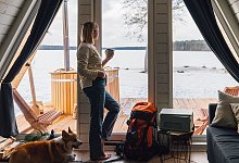 Eine Frau lehnt an einer Glastür - Vasily Pindyurin/Westend61/dpa-tmn