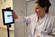 Roboter rollt zur Visite - Bernd Settnik/dpa