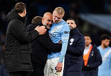 Pep Guardiola (l) und Erling Haaland (r) - Martin Rickett/PA Wire/dpa