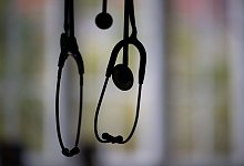 Stethoskope h&auml;ngen in einer Praxis - Sebastian Gollnow/dpa/dpa-tmn