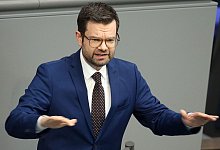 Bundesjustizminister Marco Buschmann will ein Gutachten zur Maskenpflicht abwarten. - Wolfgang Kumm/dpa