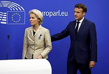 Ursula Von der Leyen (l.), Präsidentin der Europäischen Kommission, und Emmanuel Macron, Präsident von Frankreich, in Straßburg. - Jean-Francois Badias/AP/dpa