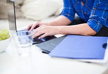 Frau schreibt Bewerbungen an einem Laptop - Christin Klose/dpa-tmn