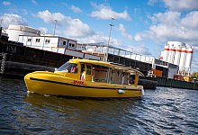 Pakettransport per Solarschiff - Fabian Sommer/dpa