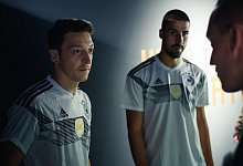 Mesut Özil und Sami Khedira - Gregor Fischer/dpa