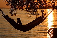 Eine Frau liest in einer Hängematte - Karl-Josef Hildenbrand/dpa/dpa-tmn