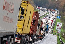 Autobahnstau wegen Blockabfertigung - Peter Kneffel/dpa
