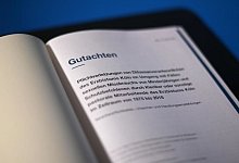 Gutachten - Foto: Ina Fassbender/AFP Pool/dpa