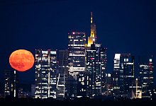 Erdbeermond &uuml;ber Frankfurt - Boris Roessler/dpa