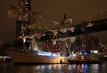 Schiff kollidiert mit Brooklyn Bridge in New York - Yuki Iwamura/AP/dpa