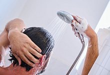 Unter der Dusche - Annette Riedl/dpa