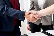 Personen sch&uuml;tteln sich die H&auml;nde - Christin Klose/dpa-tmn