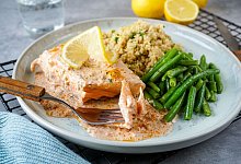 Lachs-Sahne-Gratin mit Zitronen-Couscous - Jenny Böhme/familienkost.de/dpa-tmn