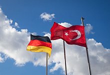 Deutsche und t&uuml;rkische Fahne - Christian Charisius/dpa