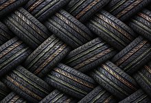 Autoreifen-Stapel - Ina Fassbender/dpa/dpa-tmn