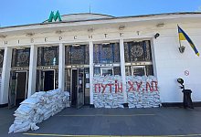 An einer Metrostation in Kiew sollen Sands&auml;cke die Geb&auml;ude sch&uuml;tze - mit der Parole &laquo;Putin chuilo&raquo; (etwa: &laquo;Putin ist ein Schwanzgesicht&raquo;). - Ulf Mauder/dpa