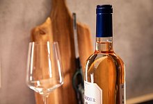 Eine Weinflasche steht neben einem Glas - Christin Klose/dpa-tmn