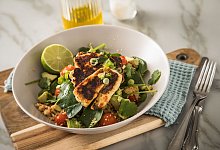 Halloumi auf Salat - Christin Klose/dpa-tmn