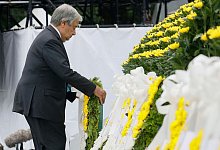 UN-Chef Antonio Guterres legt w&auml;hrend der Zeremonie zum 77. Jahrestag des US-Atombombenangriffs auf Hiroshima einen Kranz nieder. - Kenzaburo Fukuhara/Kyodo News/AP/dpa
