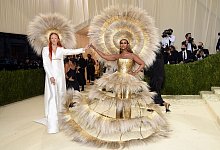 Kleid mit riesigem Hut - Foto: Evan Agostini/Invision via AP/dpa