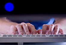 Hände liegen auf einer Tastatur - Franziska Gabbert/dpa-tmn