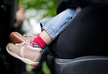 Mädchen sitzt in einem Kindersitz im Auto - Nicolas Armer/dpa/dpa-tmn