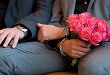 Zwei M&auml;nner sitzen zur Eheschlie&szlig;ung nebeneinander. - Sven Hoppe/dpa/dpa-tmn