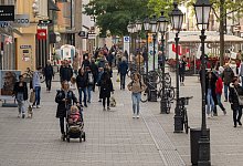 Passanten in der Münchner Fußgängerzone - Peter Kneffel/dpa