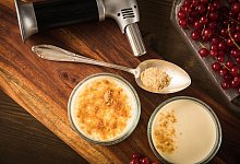 Ein Fambierbrenner liegt neben Cr&egrave;me Brul&eacute;e - Christin Klose/dpa-tmn