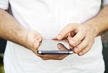 Mit dem Handy die Konten überblicken - Foto: Christin Klose/dpa-tmn