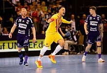 Barcelonas Youssef Ben Ali (M) jubelt nach einem Tor vor entt&auml;uschten Flensburgern. - Frank Molter/dpa