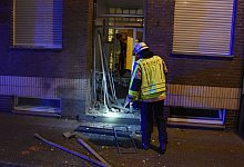 Explosion an Eingangst&uuml;r in Krefeld - Polizei ermittelt - Alexander Forstreuter/dpa