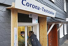 Auf dem Buchungsportal www.testen-in-nrw.de haben sich 450 Apotheken in NRW vernetzt, die kostenlose Corona-Schnelltests f&uuml;r B&uuml;rger anbieten. - picture alliance