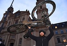 Jonas Deichmann zur&uuml;ck - Foto: Felix H&ouml;rhager/dpa