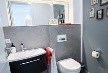 Ein kleines Badezimmer - Andrea Warnecke/dpa-tmn