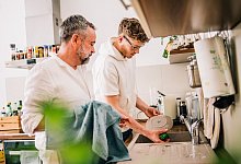 Zwei Personen in einer K&uuml;che - Zacharie Scheurer/dpa-tmn/dpa