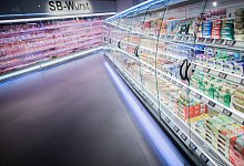 Vor allem bei der Kühlung von Lebensmitteln wenden Supermärkte viel Energie auf. Doch Einsparpotenzial sehen Händler eher bei der Beleuchtung. - Rolf Vennenbernd/dpa
