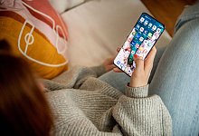 Verschiedene Apps sind auf einem Smartphone zu sehen - Zacharie Scheurer/dpa-tmn