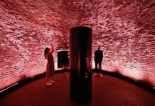 Besucher am Denkmalpfad an der Kokerei Zollverein - Federico Gambarini/dpa/dpa-tmn