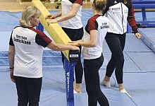 Emilie Petz (2.v.l.) - -/Kyodo/dpa