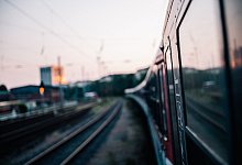 Blick aus dem Fenster eines Nachtzugs - Zacharie Scheurer/dpa-tmn